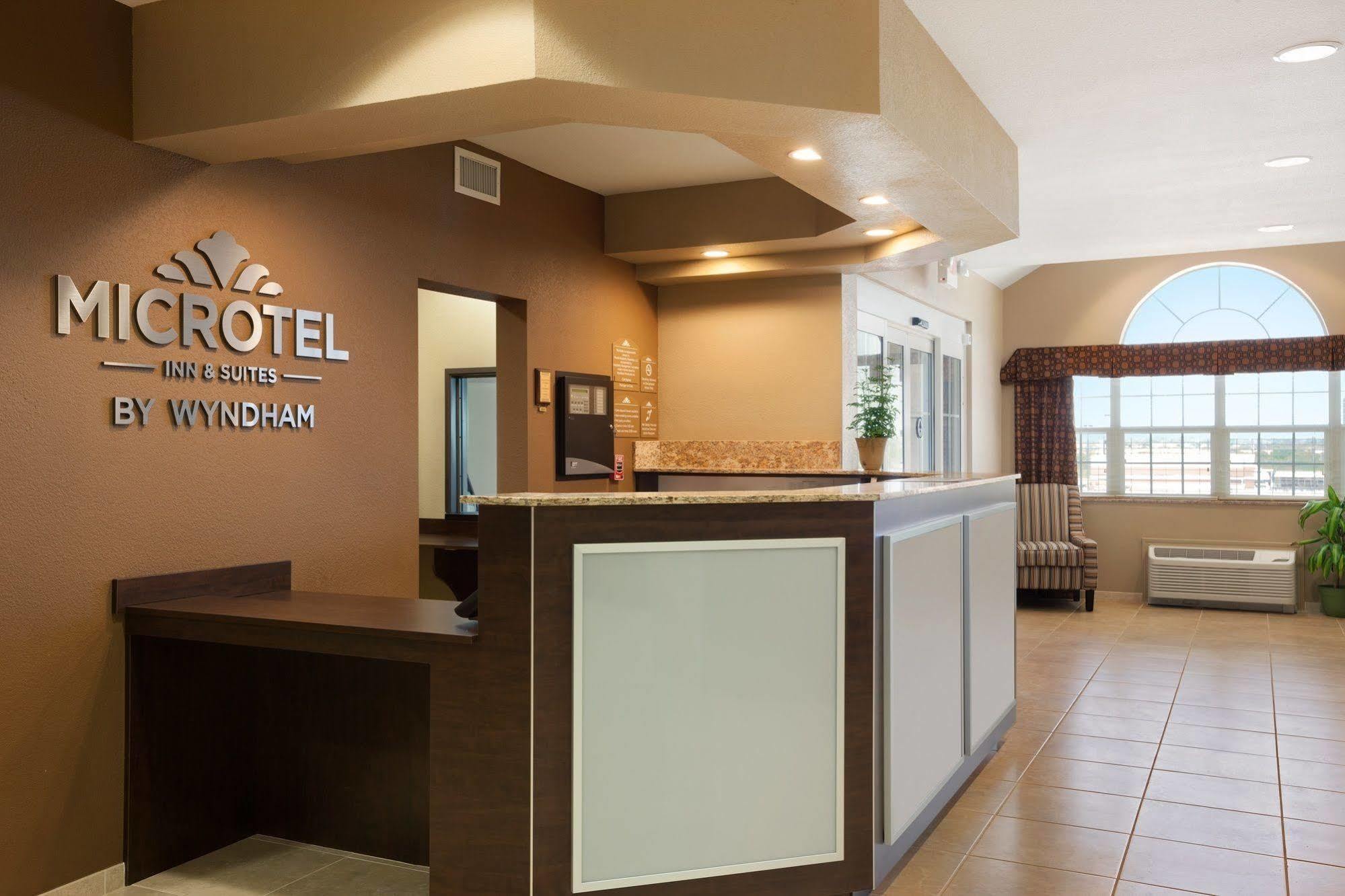 Microtel Inn & Suites Kenedy Exteriér fotografie